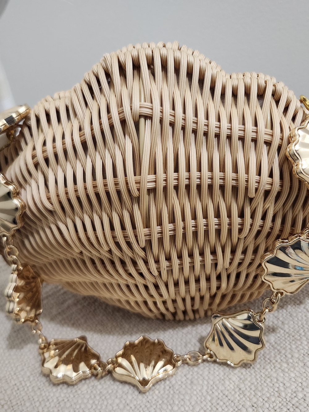 Tommy Bahama Beige Woven Shell Shoulder Bag with Gold Chain! - Picture 4 of 6